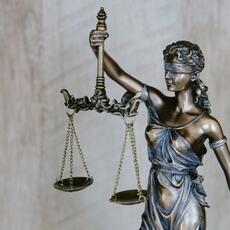 La AJFV alerta sobre el riesgo institucional de las descalificaciones políticas a la justicia